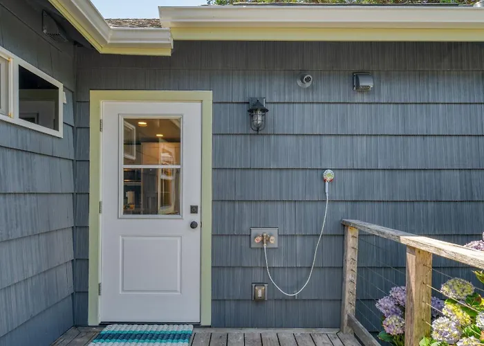 Beach Pines Bungalow By Avantstay