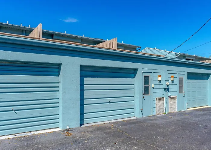 Steps From Flagler Avenue! Charming Home With Private Garage And Full Kitchen!