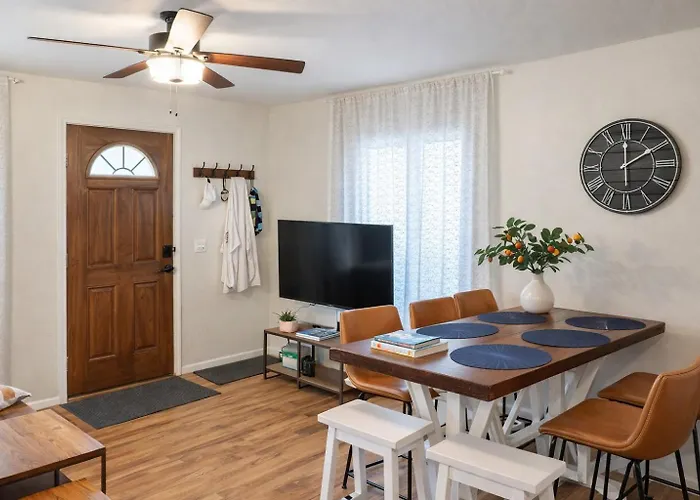 Vacation House, 2 Miles To Beach, Smart Tvs, Grill