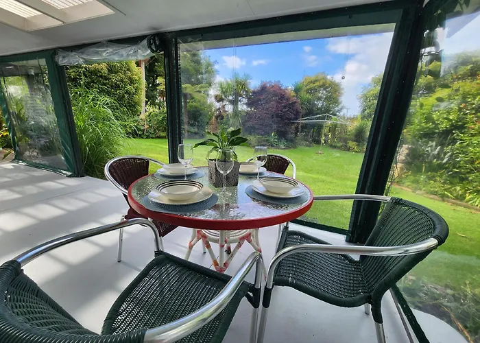 Orange Grove Homestead - Spacious Garden Holiday Home