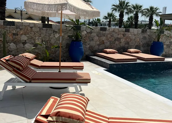 Cora May Central Villa With Private Pool 200M To The Beach