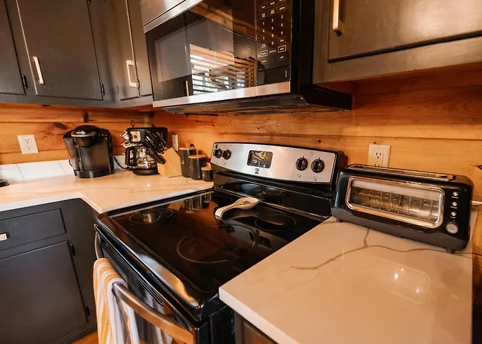 Fall Colors, Cozy Nights Hot Tub, Firepit, Mountain Views & 2 King Suites