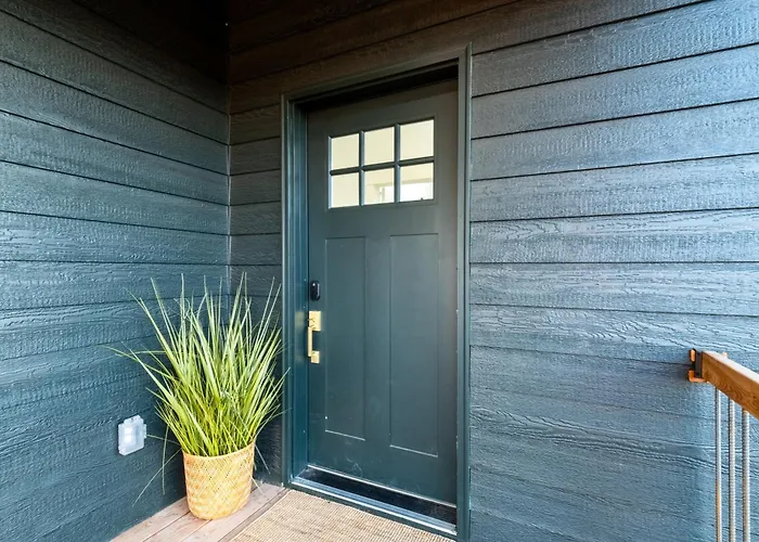 Brycegate Retreat. Stunning Views. Modern Comforts.
