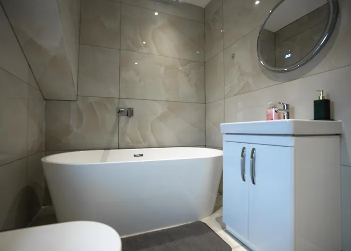 Luxury 6-Bed Home Near City Centre, Sleeps 12 Plus- Cinema Room, Games Room, 5 Bathrooms & Driveway For Multiple Cars