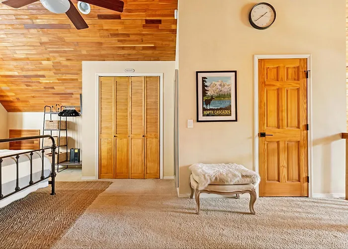 Riverfront Chalet Near Skiing, Lakes, Mtns & Leavenworth