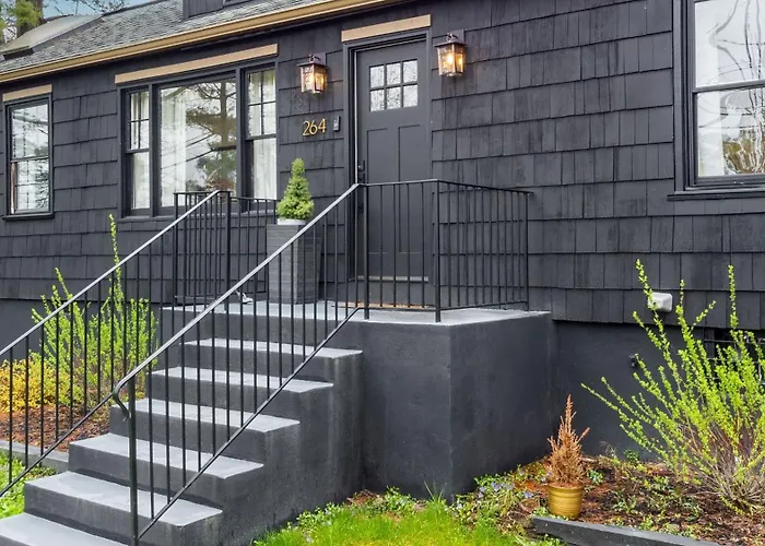 Charcoal Chalet By Avantstay