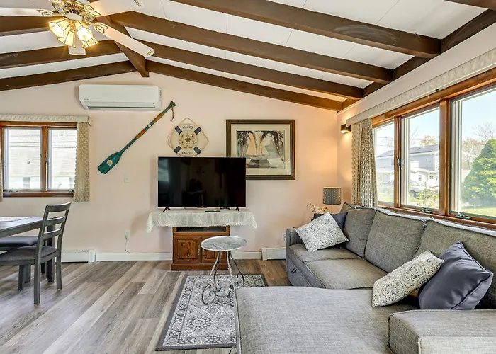 Massachusetts Abode W/ Deck & Grill: Near Beaches!
