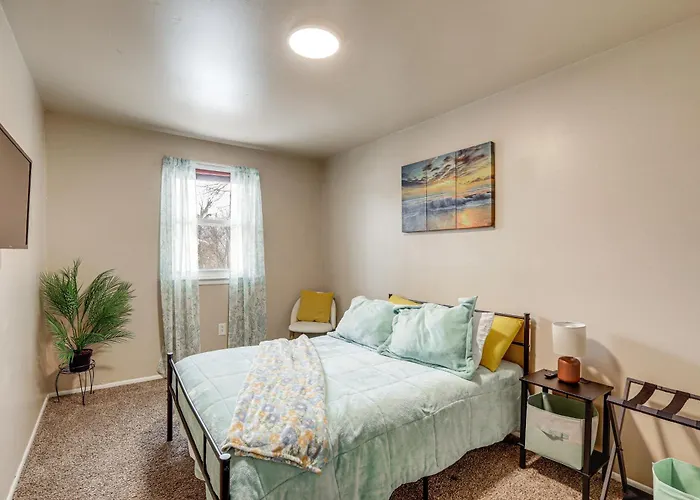 Walk To Mall & Train Station! Philly Suburb Stay