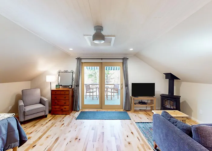 Half-Mile To Crystal Lake! Couples Retreat W/ Deck
