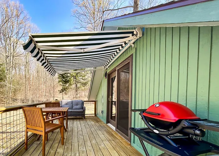 Half-Mile To Crystal Lake! Couples Retreat W/ Deck