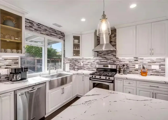 Huge 5Br Family Retreat Backyard & Patio Lounge