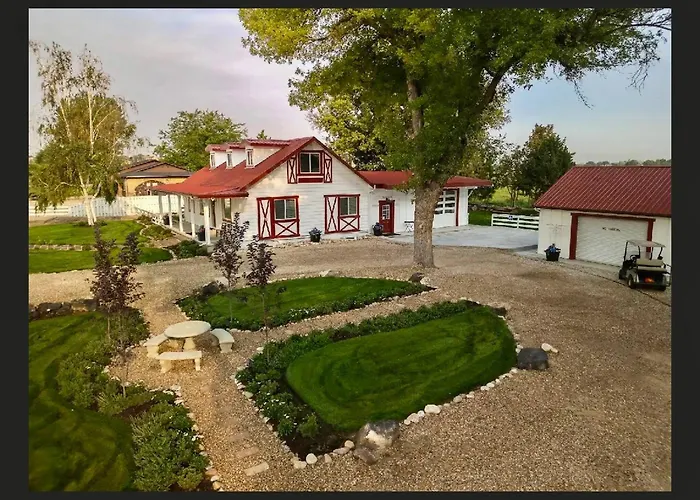 Red Roof Cottage 2 •Hot Tub• Fire Pit• Cold Plunge