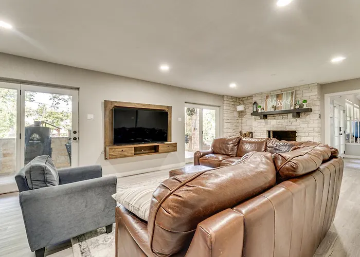 Home Gym, Office + Dock! Seguin Riverfront Retreat