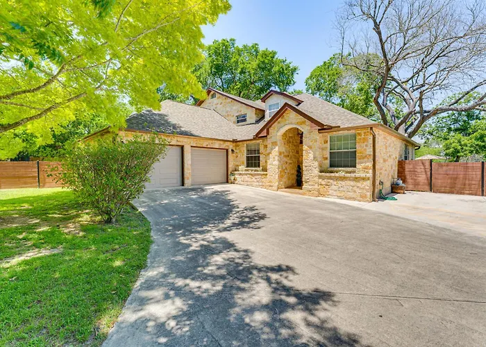Home Gym, Office + Dock! Seguin Riverfront Retreat