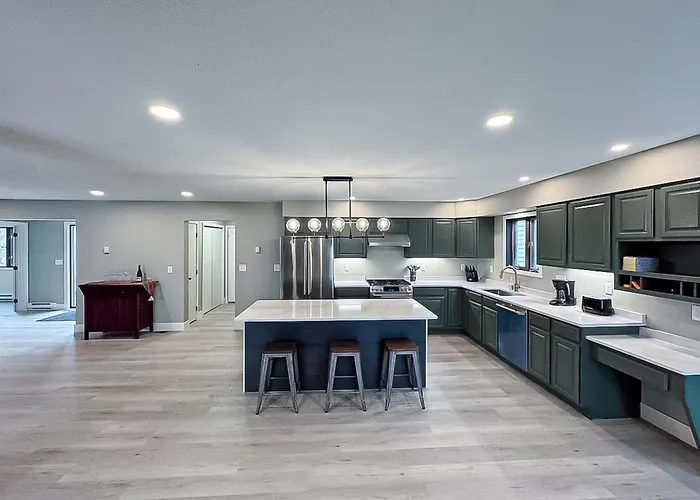 Luxury Rainy Lake House With Private Dock!