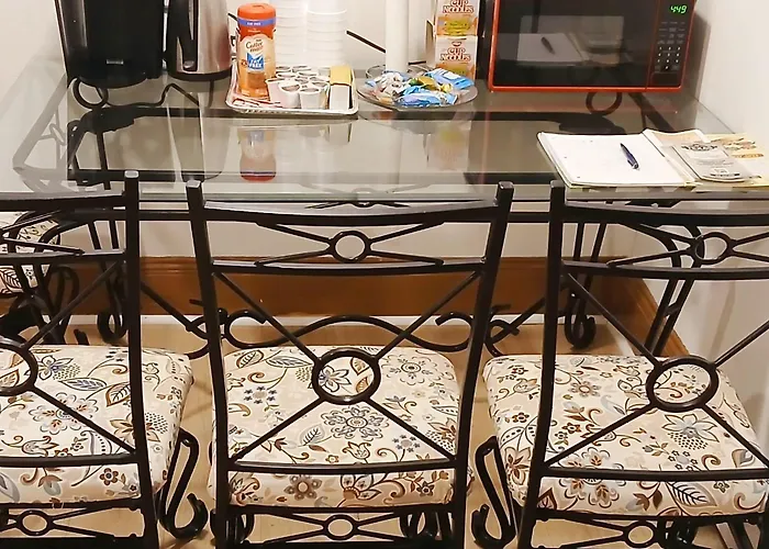 King-Bed Room With Private Bath -Free Wifi-- New London-Mystic
