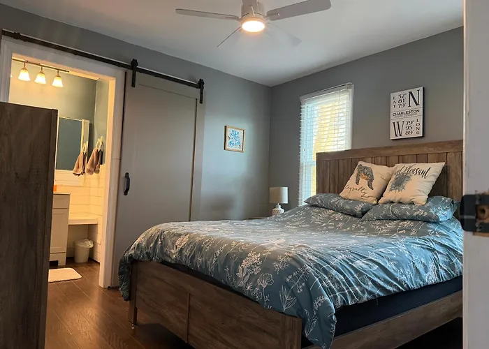 Full Townhouse Near Shem Creek & Downtown With Hot Tub