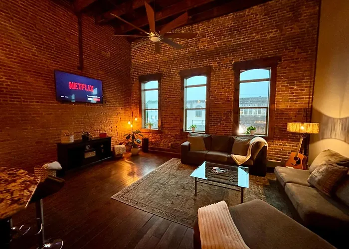 Spacious Downtown Loft On Historic Court Street