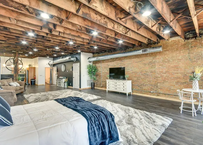 Jacuzzi Tub & Full Kitchen: Dowtown Hannibal Loft