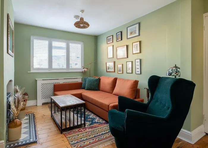 Modern 2Bd Victorian Home Near Town Centre
