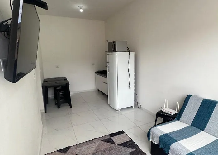 Casa com 2 Quartos, ar condicionado, cozinha e lavanderia completa, até 2 carros
