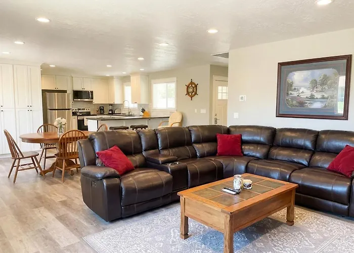 Great Family Friendly Home With Large Fenced Yard