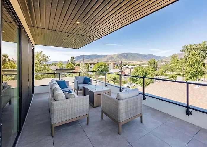 Luxurious 4Br Beach Retreat With Backyard And Balcony