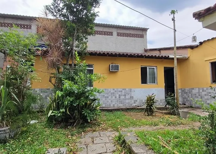 Casa Guapimirim entre praça e cachoeira