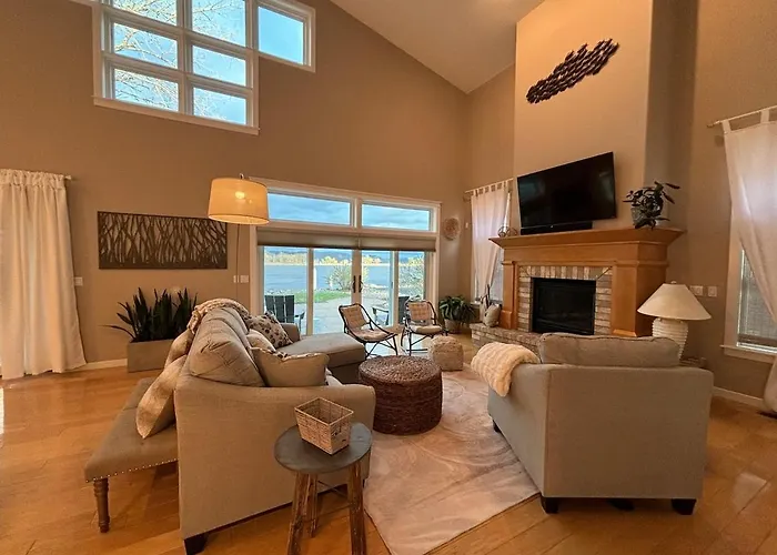 Mississippi Waterfront Getaway-Dogs Welcome!