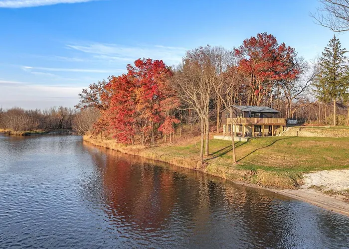Riverfront Reset! Dells Cabin W/ Kayaks & Deck