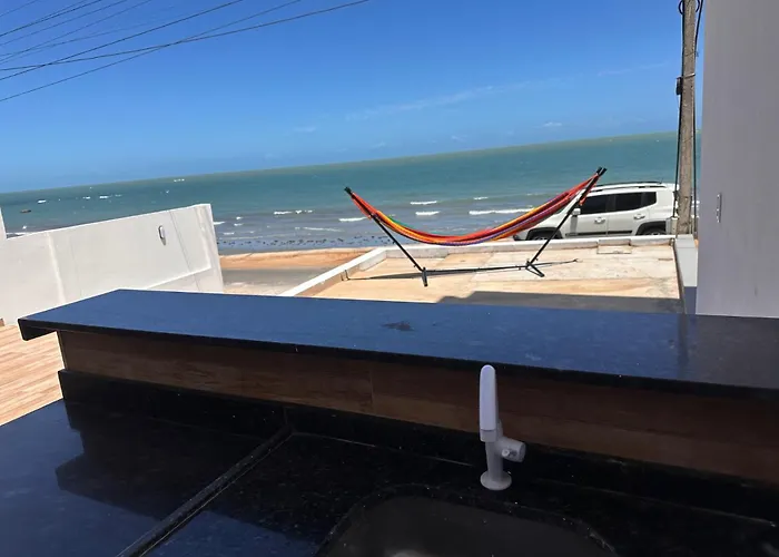 Suite2 com ar condicionado e a Beira mar , cozinha compartilhada e completa Micro ondas air fryer forno elétrico fogão Geladeira freezer gelagua e cafeteria elétrica Tudo para vc se sentir em casa além de um Deck com churrasqueira vista mar