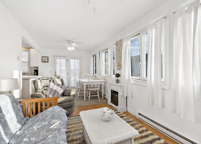 Beach Side Cottage In Narragansett