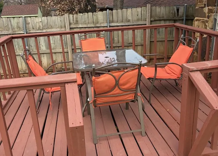 Comfy Edmond Home, Near Okc, 3 Beds, Wi-Fi, 4 Tvs, Cold Ac, & Central Heat, Fully Fenced Backyard