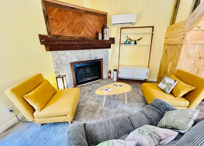 Cabin Getaway With Balcony And Yard Walk To Lake Somerville!