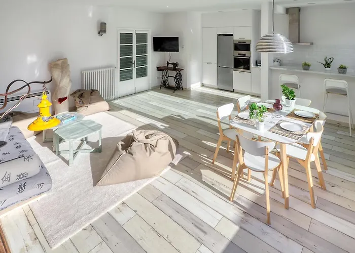 Holiday Home Bright & Artistic By Interhome