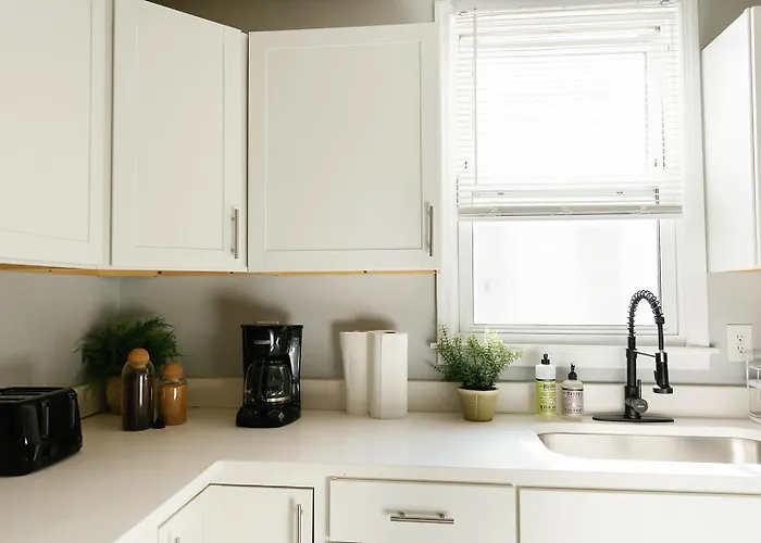"The Homestead" Upscale Stay - Downtown With Yard