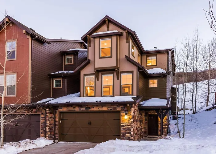 Minutes To Deer Valley! Private Hot Tub! Firetable! Arcade Games! Bunk Room! Beautiful New Home!
