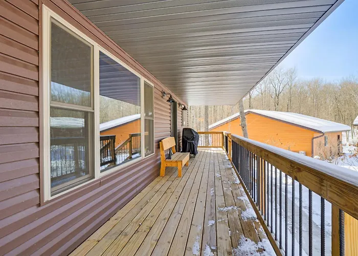 Northwoods Escape: Relaxing Retreat W/ Deck