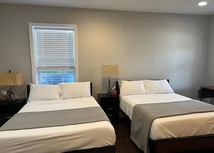 25 Lux Room 5 - 2 Queen Beds, Shared Bathroom - Nonsmoking