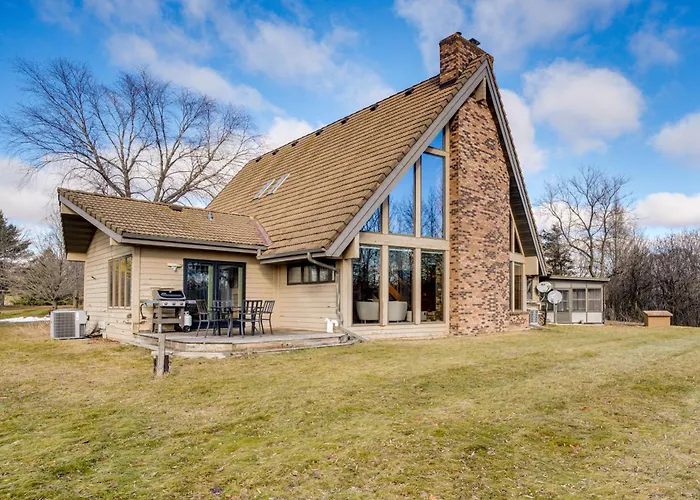 All-Season Lodge 40 Acres: Walk To Elkhart Lake!