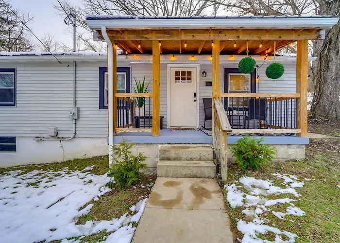 Walk To Dtwn Fayetteville: Family Home W/ Fire Pit