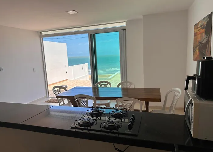 Suite2 com ar condicionado e a Beira mar , cozinha compartilhada e completa Micro ondas air fryer forno elétrico fogão Geladeira freezer gelagua e cafeteria elétrica Tudo para vc se sentir em casa além de um Deck com churrasqueira vista mar