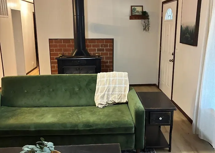 Modern Country Retreat, 3Br, Fiber Wi-Fi