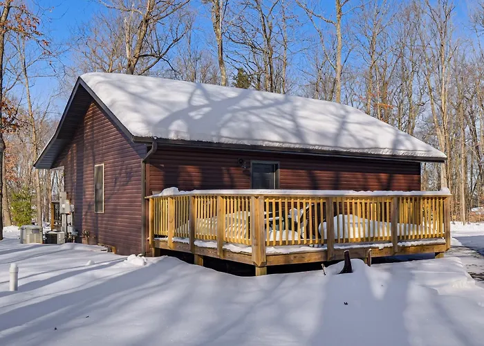 Northwoods Escape: Relaxing Retreat W/ Deck
