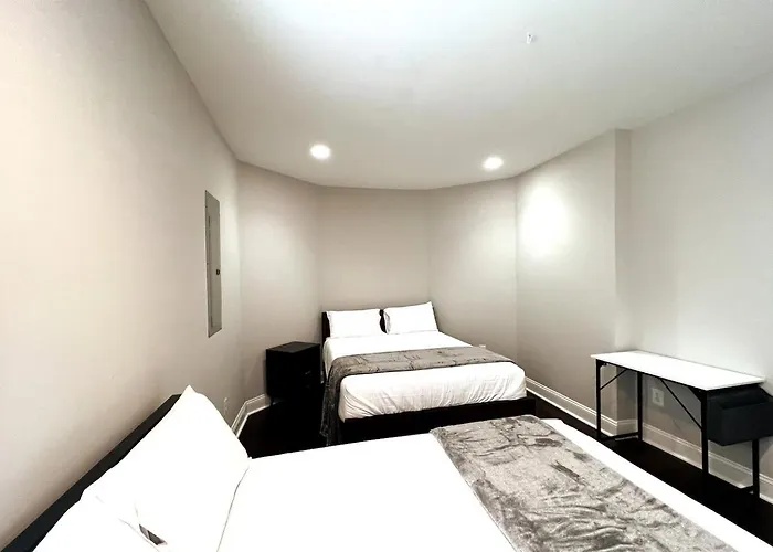 25 Lux Room 7 - 2 Queen Beds, Shared Bathroom - Nonsmoking
