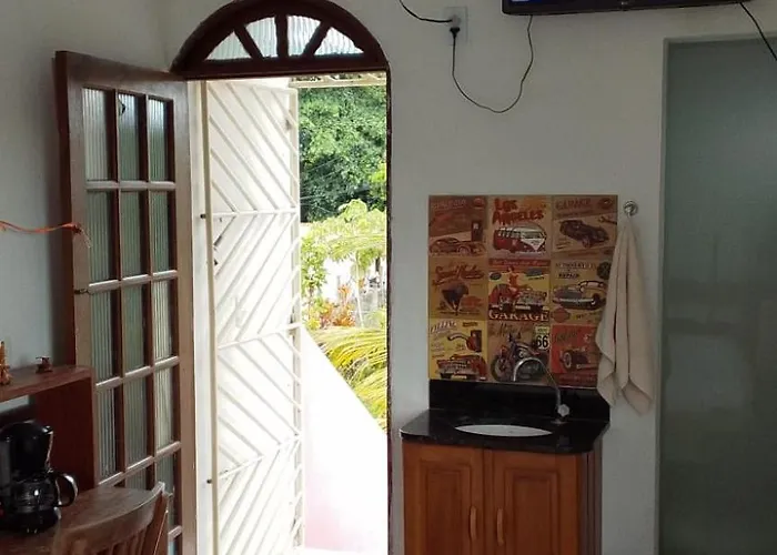 Casa Rosa da Ilha - Suíte com Ar-condicionado e Jardim Amplo