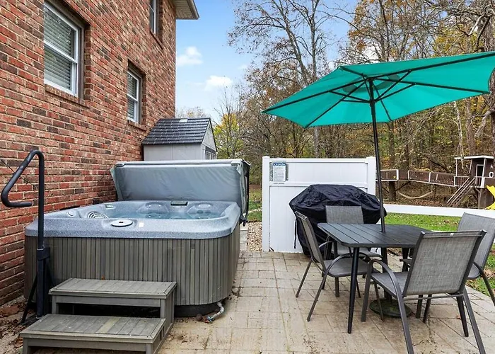 Peaceful Historic Villa With Hot Tub & Pool Near Downtown Nashville, Tennessee