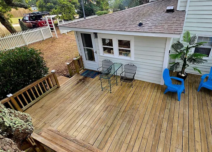 Historic Old Oak Cottage-Great Water Views!