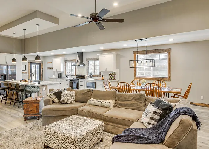 Spacious Patio & Yard! Family Home In Byrdstown
