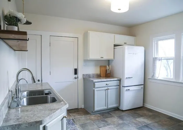 Mins To State Fair & Amfam Field |Sleeps 12|4Br + Parking